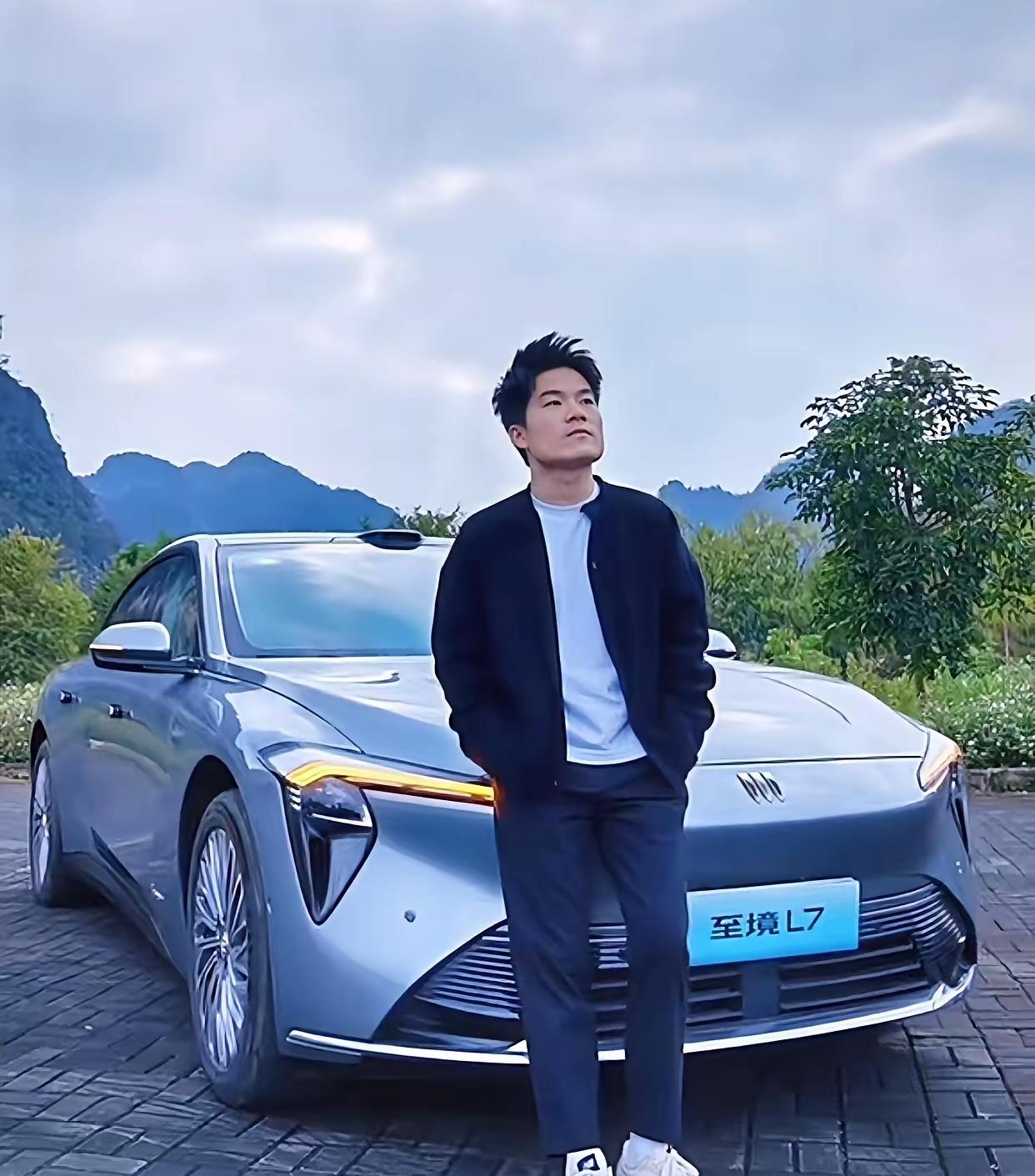 董宇辉诠释了什么叫有始有终，跟别克的商务合作到期，董老师带着旗下的八位主播拍