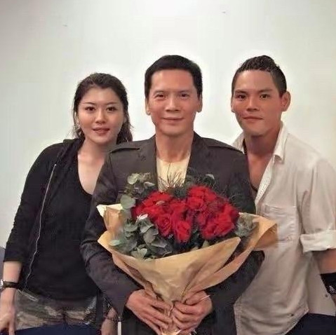 原以为向华强仅两子向佐、向佑，实则还有一女向均羚，乃其与前妻丁佩所育，至今未婚，