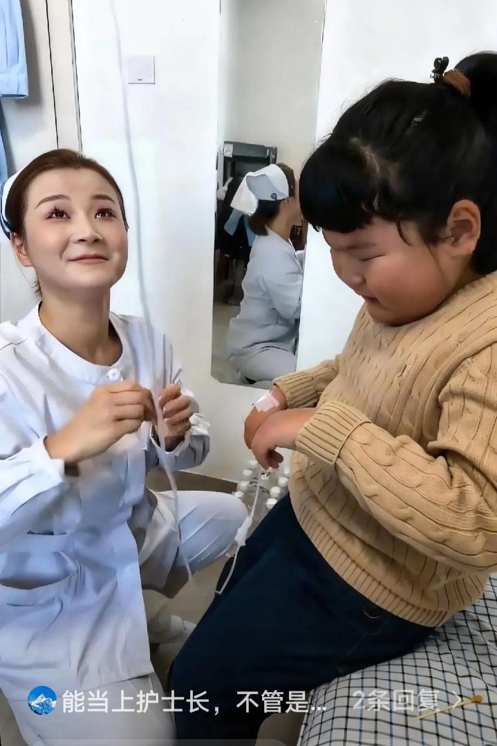 女儿生病，当护士长的妈妈给她输液，可扎了2次才扎进去，既疼又气的女儿当场就哭了，