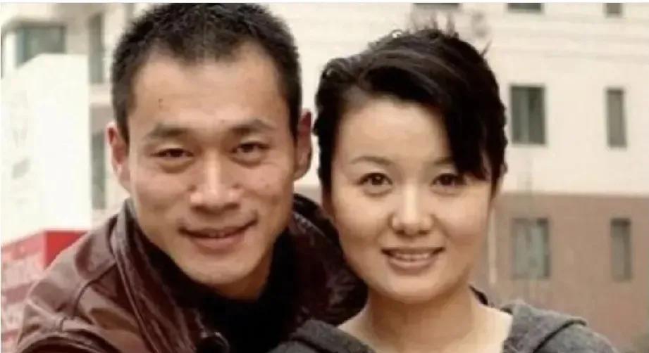 丁海峰和邓卫莉，邓卫莉长的漂亮！五官很精致，一双迷人的大眼睛，真的好漂亮，给人一