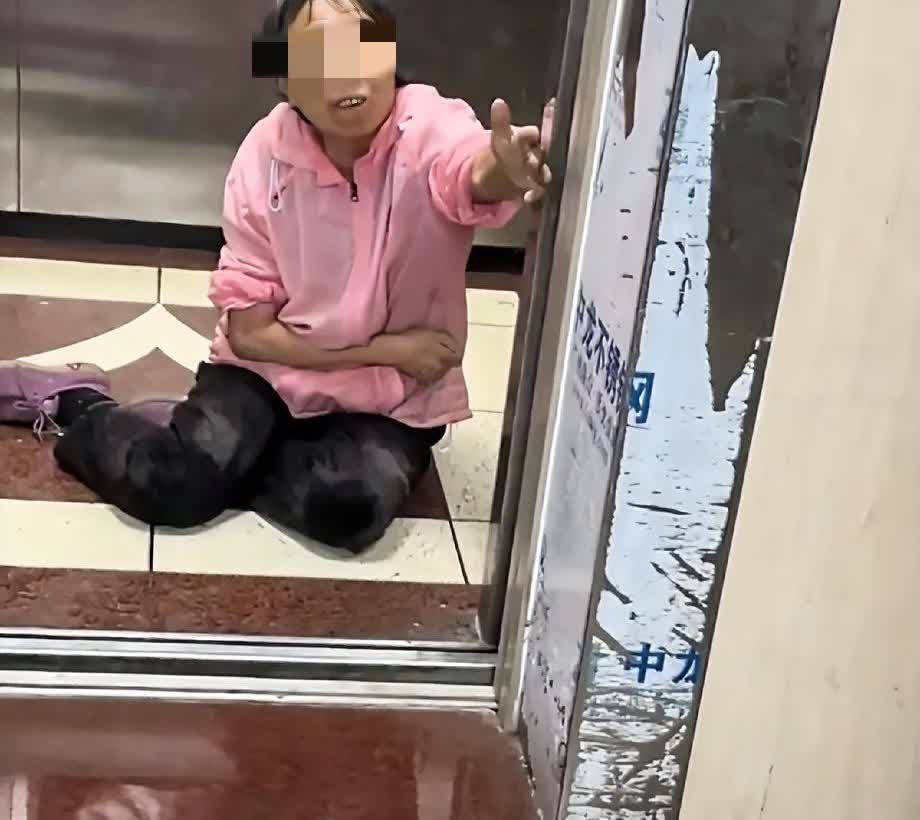 这老太太谁能敢扶啊！内蒙古某地，三男子想坐电梯上楼，结果发现电梯里坐着一位老太太