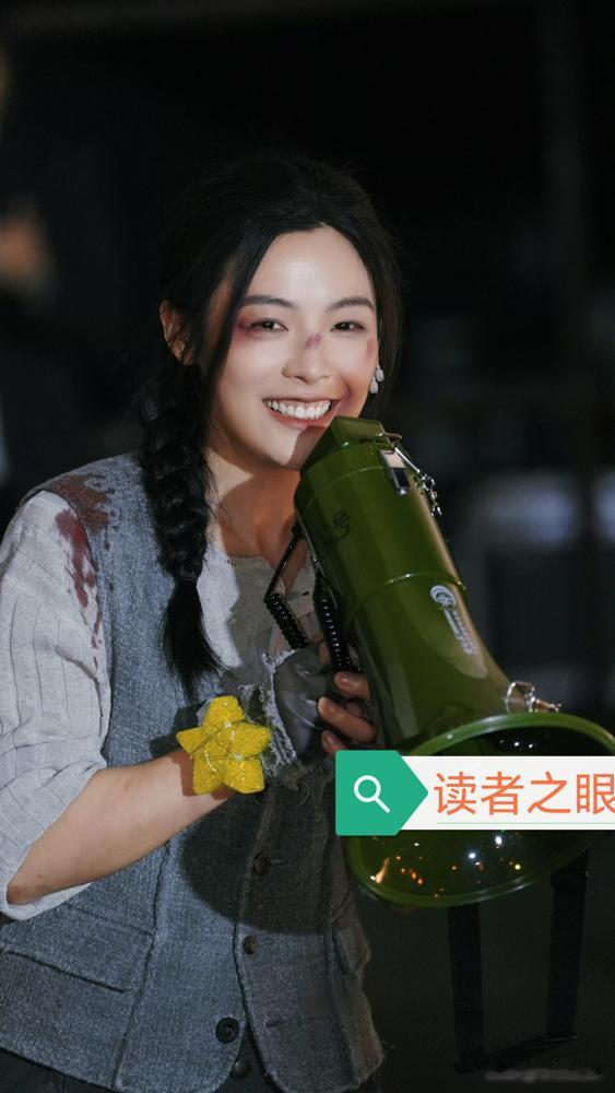 我算是服了，陈丽君下班见面会，嗓子喊哑了，直接从包里掏出个巨大的绿色喇叭。刚
