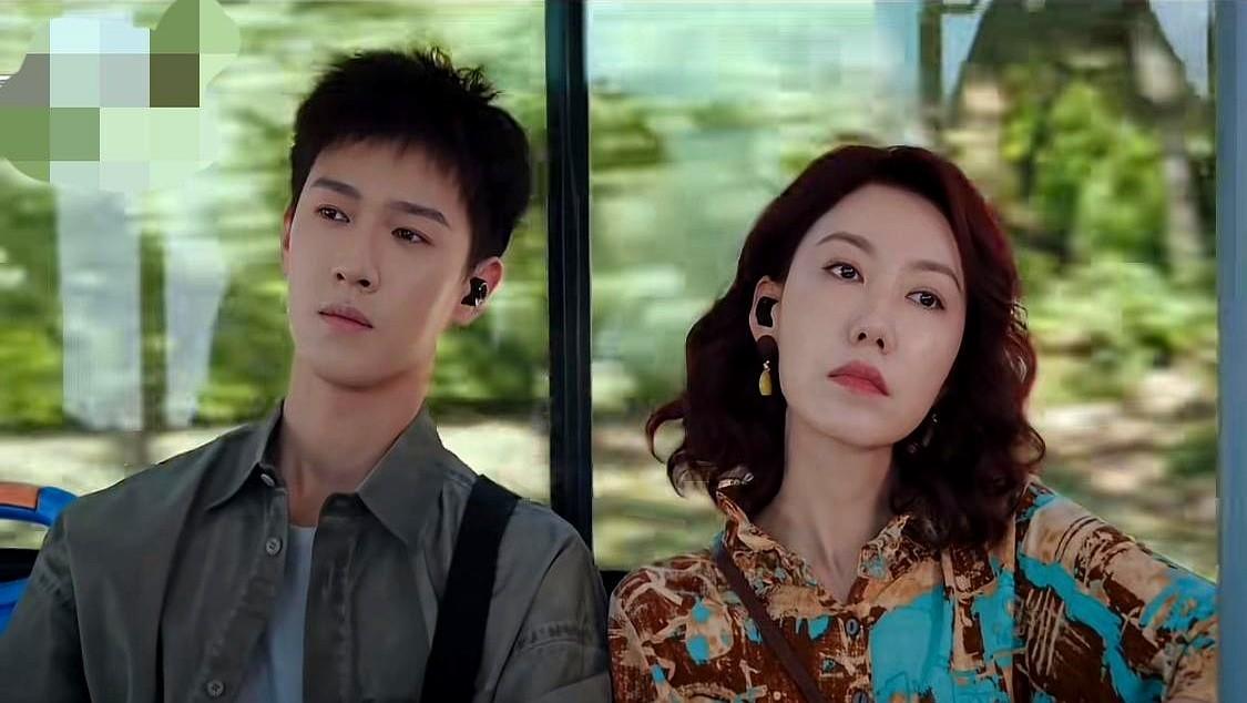 一个是高露电视剧生的，另一个是高露亲生的。我一眼就看到剧里那个儿子，那脸型、那