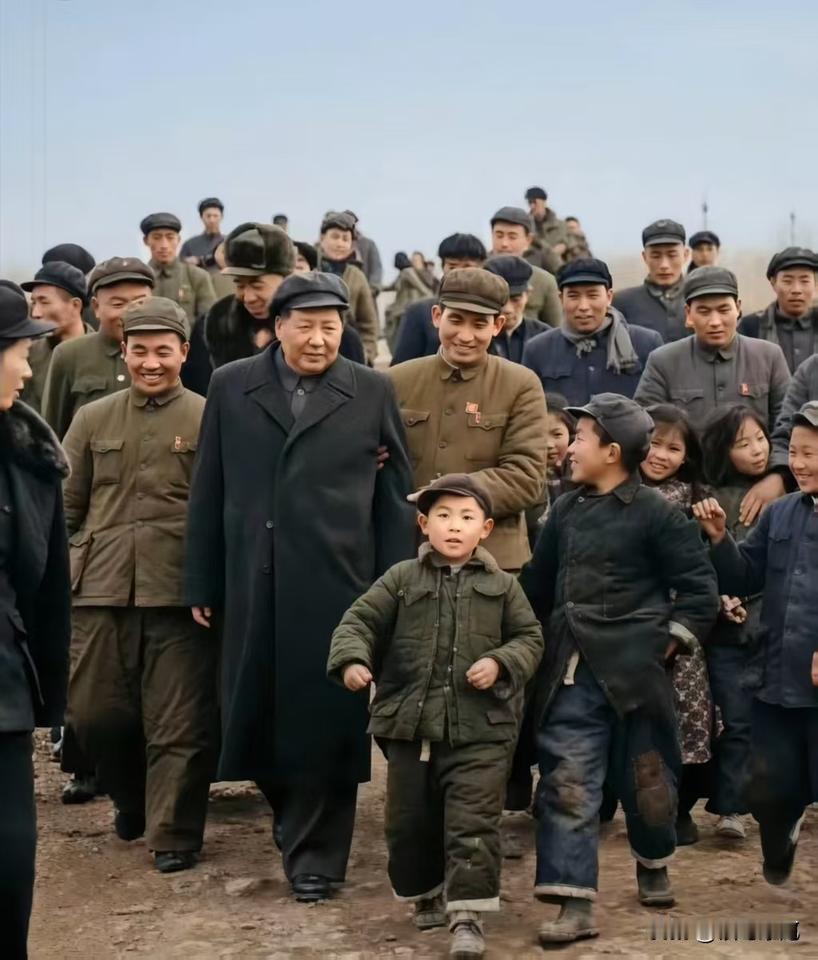 🍁这个被毛主席温柔注视的小男孩是谁？1953年2月18日，毛主席来到武汉黄鹤