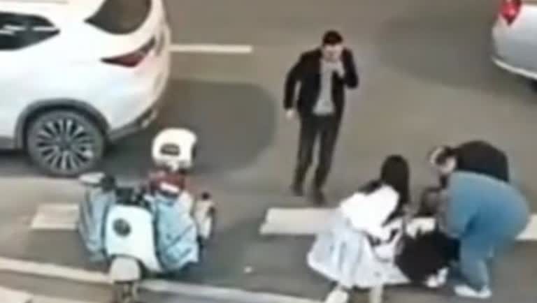 “不容辱骂理性当先”湖南邵阳，一女子在取电动自行车时，发现男子坐在车上跟