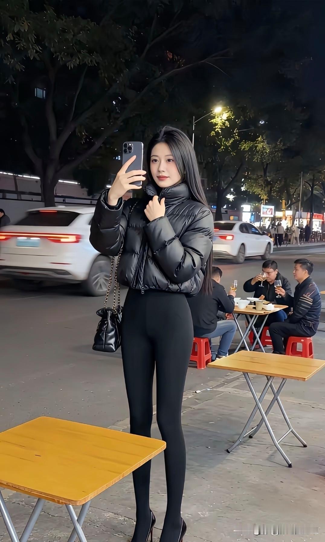 夜晚的都市街头简直是拍照的宝藏地。前几天我就看到一个黑衣少女在街头自拍，那时尚感