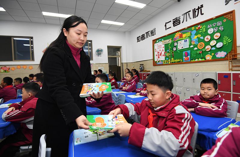 我们学校的延迟服务费是这样的——校长不上课拿大头，班主任管班拿小头，真正上课的老
