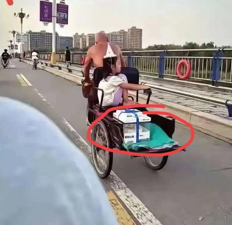 生活不易！一辆破旧三轮车，70岁爷爷靠它，风里来雨里去的讨生活，却被300元的蛋