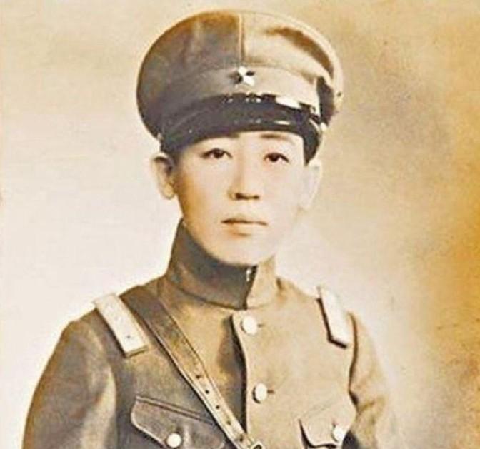 1945年，川岛芳子落入军统手里，可军统手段用尽，她就是没反应。这时，戴笠拿着尺