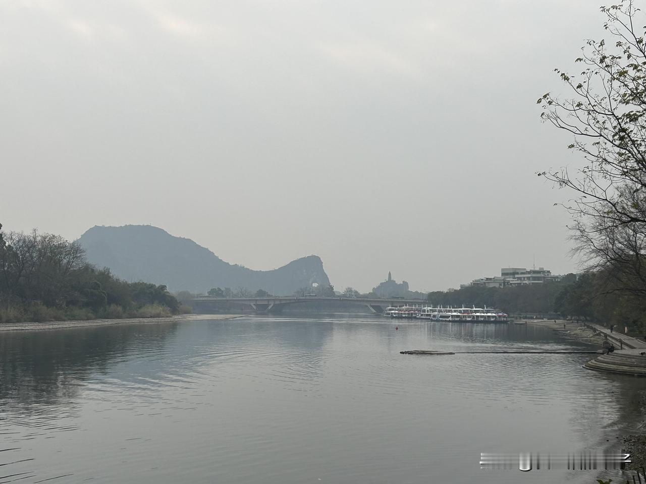 胳膊肩膀疼了有七八月了，症状今天厉害明天轻点的，虽说有点点缓解，偶尔可以侧着睡了