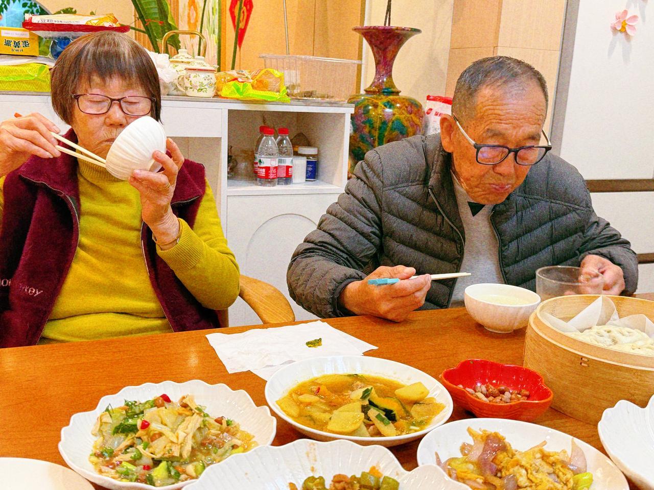 我妈说，在大连那会儿，每天早上的早饭，就她跟我爸两个人，简单得很。一盒牛奶，