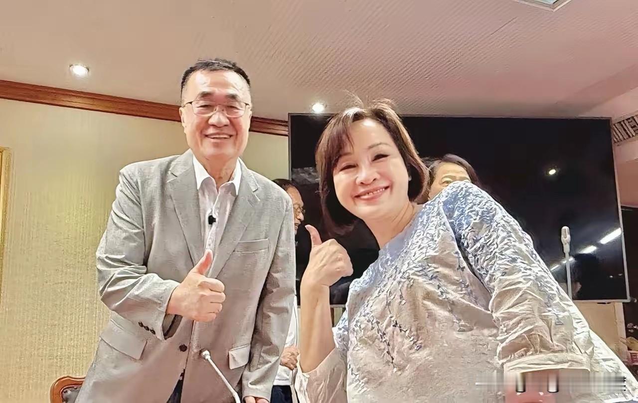 在卓荣泰宣布拒绝副署七大法案以后，蓝白阵营主导岛内立法机构形成对卓荣泰的谴责案。