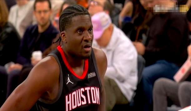 正负值+12的卡佩拉，在球队末节崩盘时，被乌度卡死死按在板凳上1秒没上。第