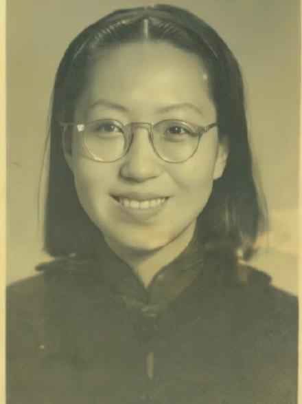 1961年张爱玲暂住在挚友宋淇家，那年张爱玲为赶写《红楼梦》剧本，搬进了宋家。当