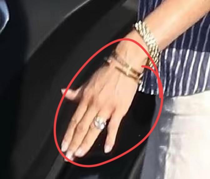 秀珠宝，真的成了梅根的日常了！这不，自导自演的活动中，她就佩戴了最爱的珠宝，钻