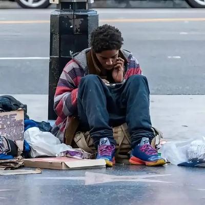 首先美国不是穷人的地狱，是中产的地狱，比如你700万人民币资产去美国，下了飞机资