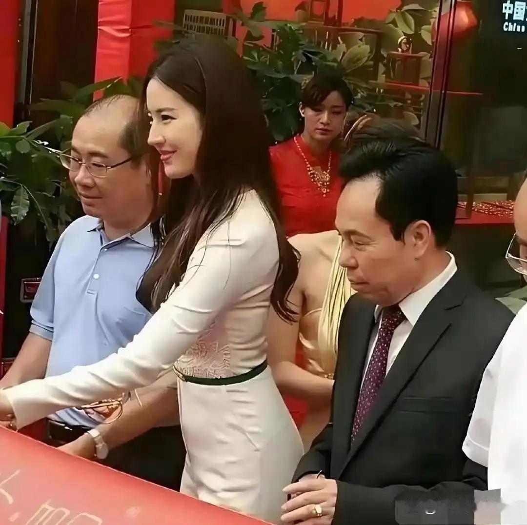 原来刘亦菲现实里长这样