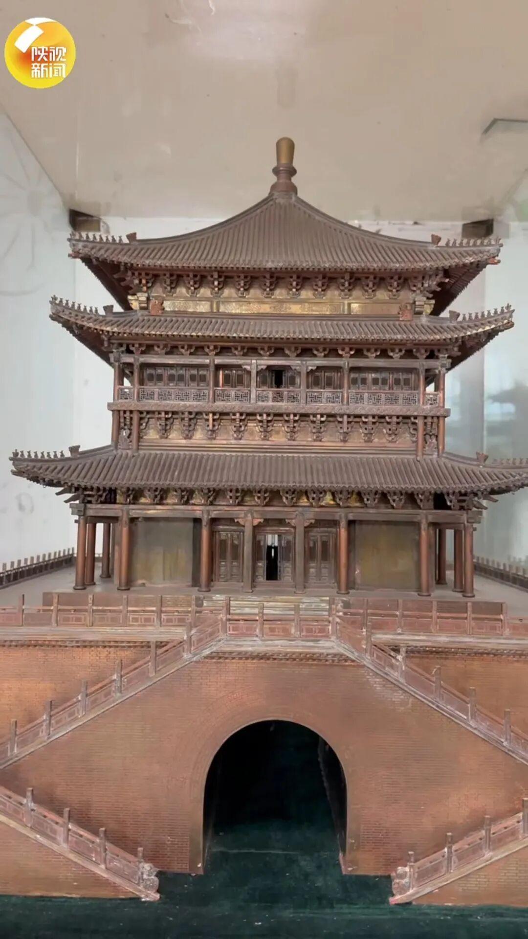 这应该是对家乡最深沉的爱了吧。说是陕西一个老农民，特别热爱微雕。于是他想把家乡