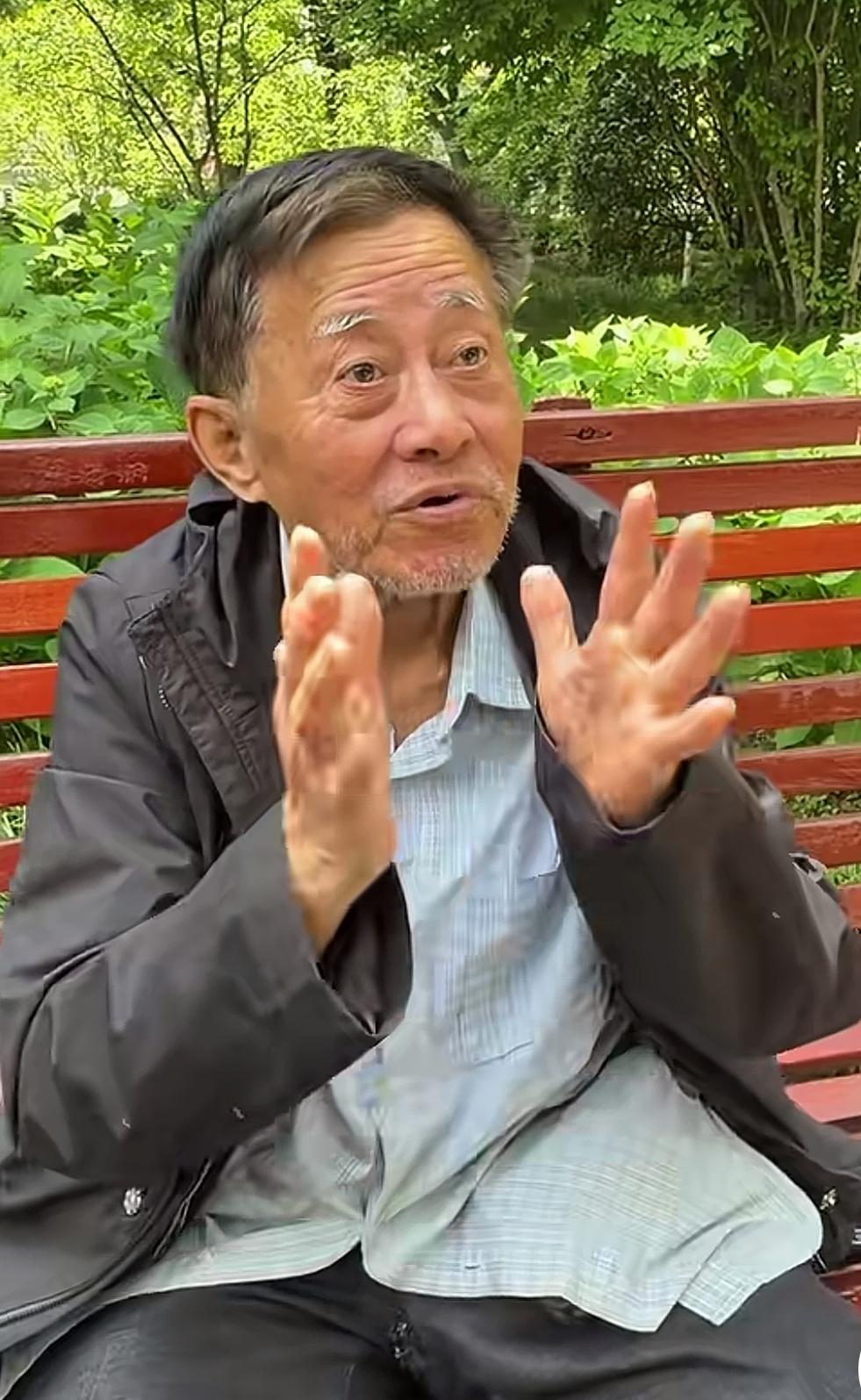 爷叔今天透露自己的生活细节，这个应该是真实的！他说，平时理个发15块钱，边上有人