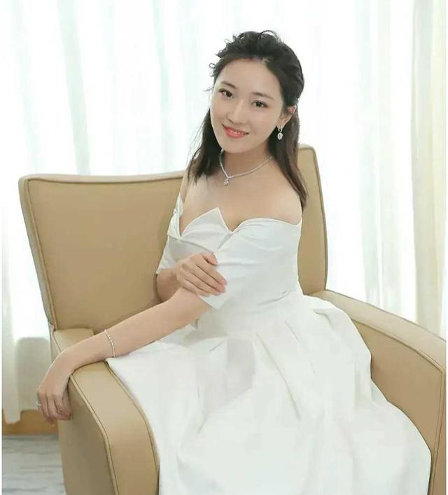 菅纫姿:娱乐圈中的低调女神,用演技征服一切!