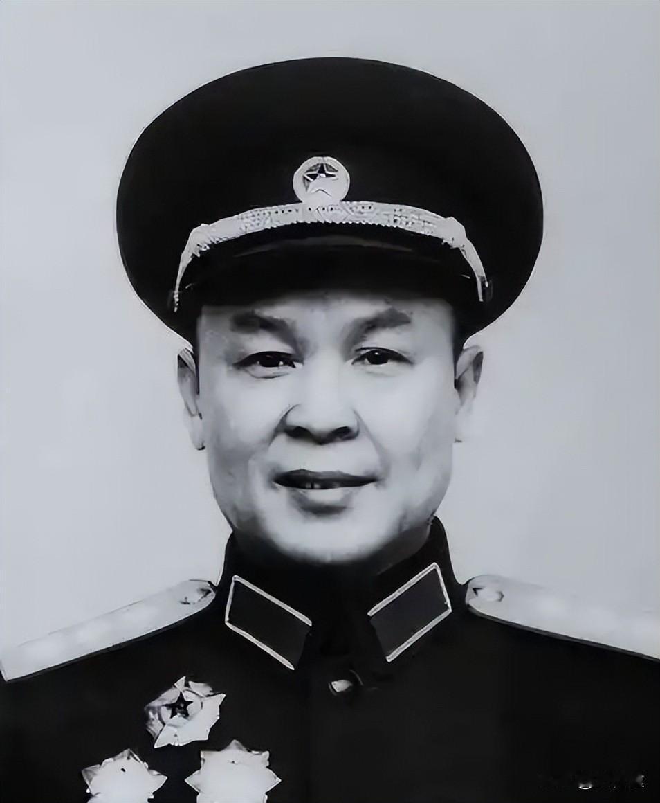 容易被低估的开国上将韦国清。开国授衔时，韦国清被授予上将军衔。他当时在57名开国