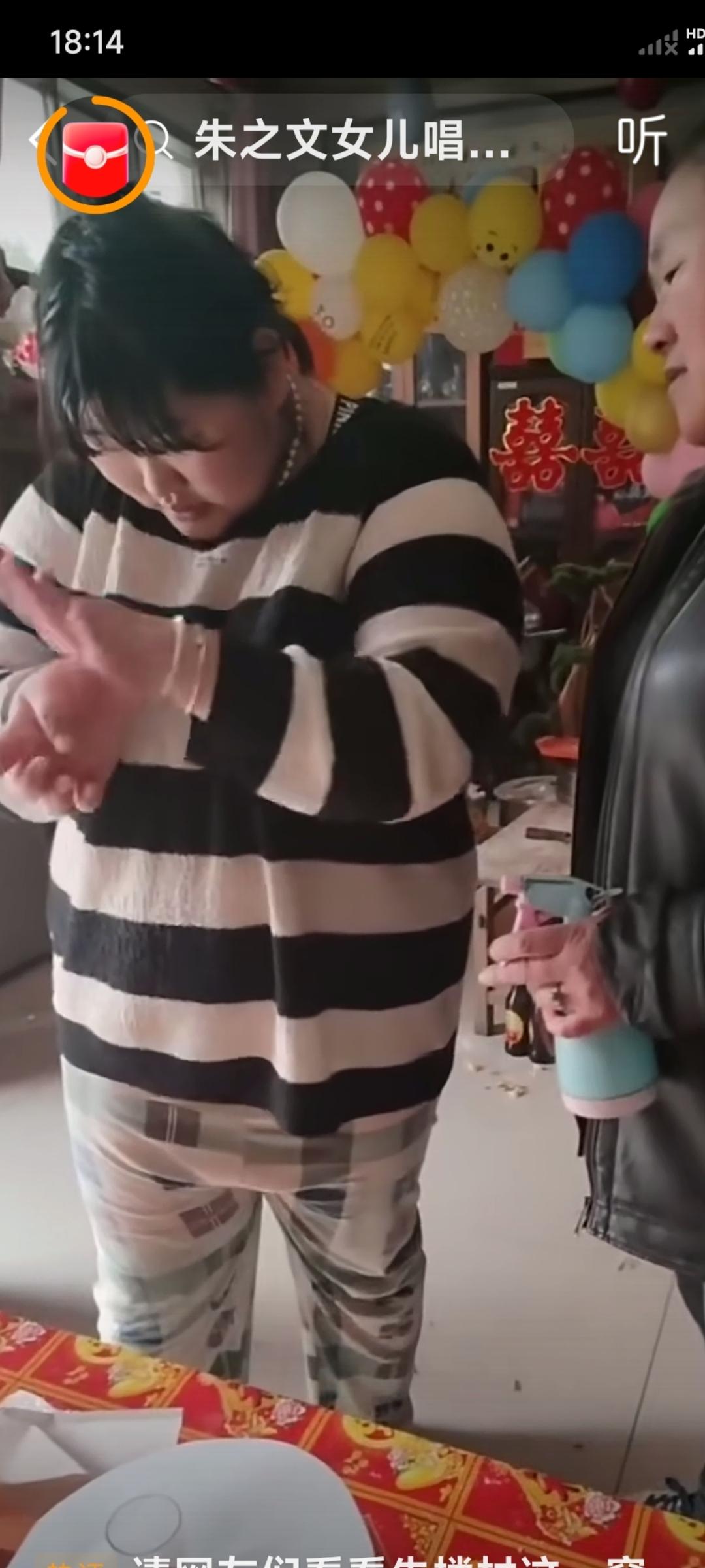 看看这最真实的朱雪梅。大衣哥朱之文的女儿朱雪梅。是不是有点儿邋遢？头