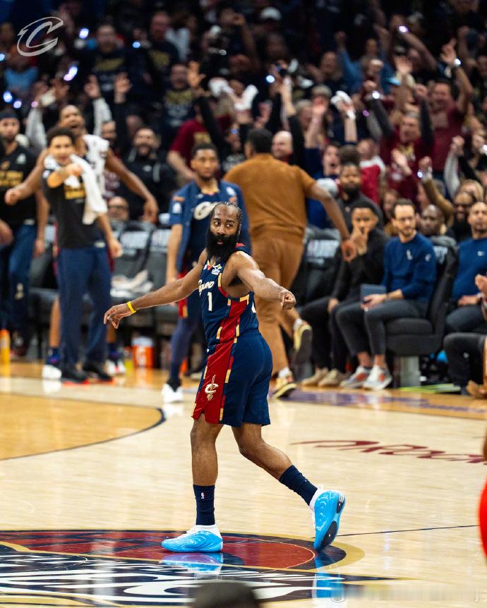 记者：每当巴恩斯和哈登对位时，比赛强度似乎就会陡然上升。他们真是在死磕对方。防守