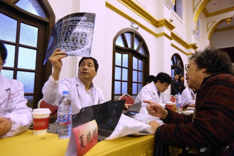 在意大利经营服装生意的华侨陈先生，确诊肺癌后毅然选择回国就医。2026年初，他在