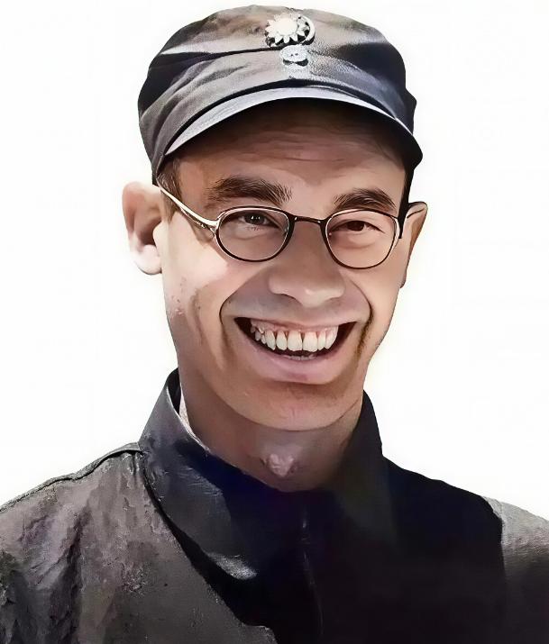 李德1935年10月随红军长征到达陕北，1939年8月离开延安返回莫斯科。在延