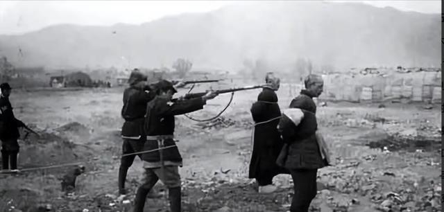 1950年，一野贺兰山剿匪，一名炊事员，给俘虏绑绳时，笑道：“为抓你，钻山里七个