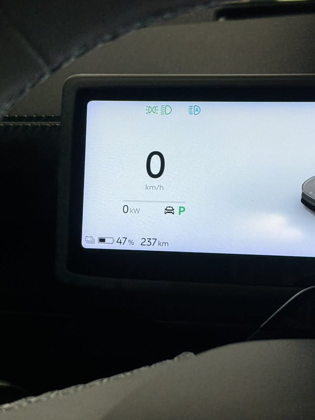 蔚来es6续航实测早上充满电出去玩了一下，开了200公里，五个成年人满座，回来