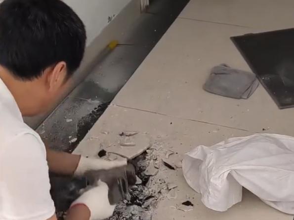 “无知真是太可怕了”！广东一孩子在家总爱光脚满地跑，这天孩子跑到浴室门口的时候，