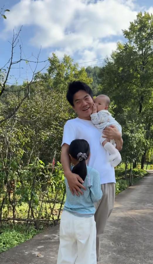 一手抱着小侄子，一手搂着外甥女，董宇辉乐得看不到眼睛了。这羡慕这俩孩子，有这样