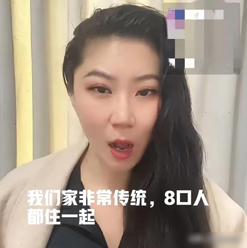 谢贤那个消失已久的小女友COCO，最近竟然在直播间标榜自己“家风传统”。一个20