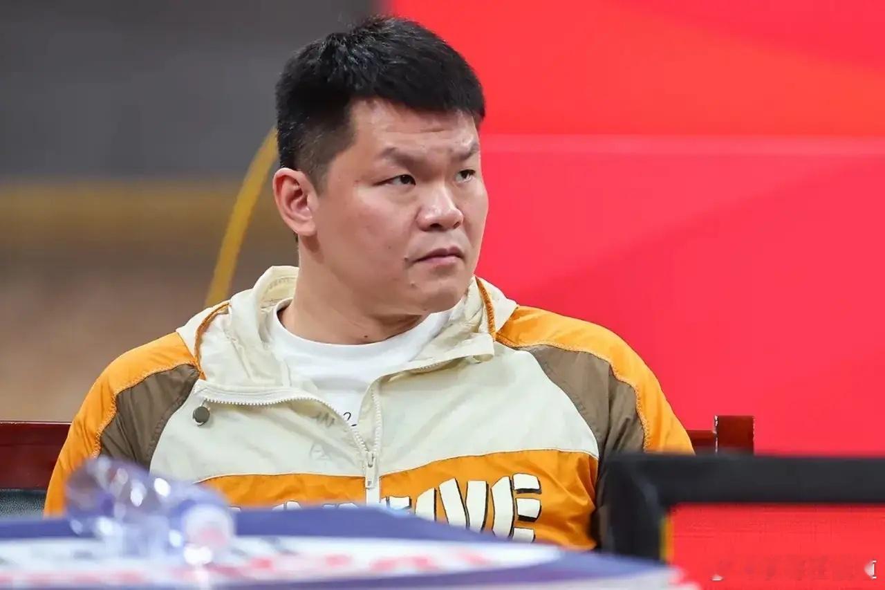 朱芳雨无能为力！广东男篮主场两连败后，朱芳雨面无表情与球员们一起退场！在回到宏远