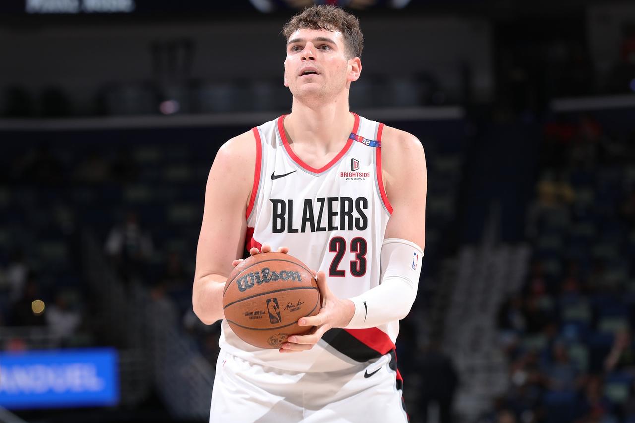 值得杨瀚森学习！克林根在约基奇头上连续抢下篮板球！开拓者首发中锋克林根在面对