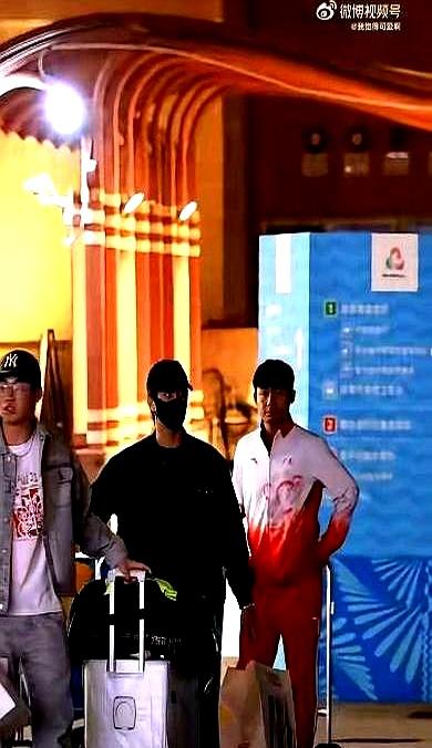 他爸不在了。林高远刚在十五运会混双夺了冠，他连庆祝的心思都没有就拎着礼物