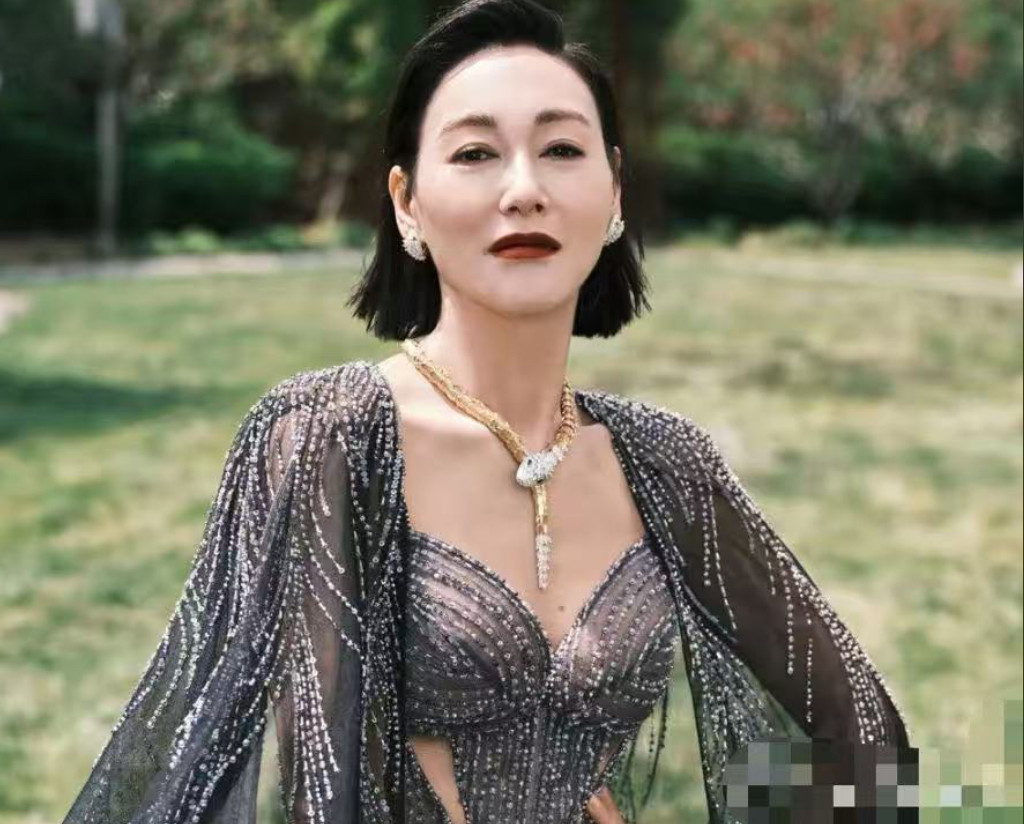 内娱的遮羞布，终于被扯下来了。65岁的惠英红，一巴掌打醒了谁？她在节目中透