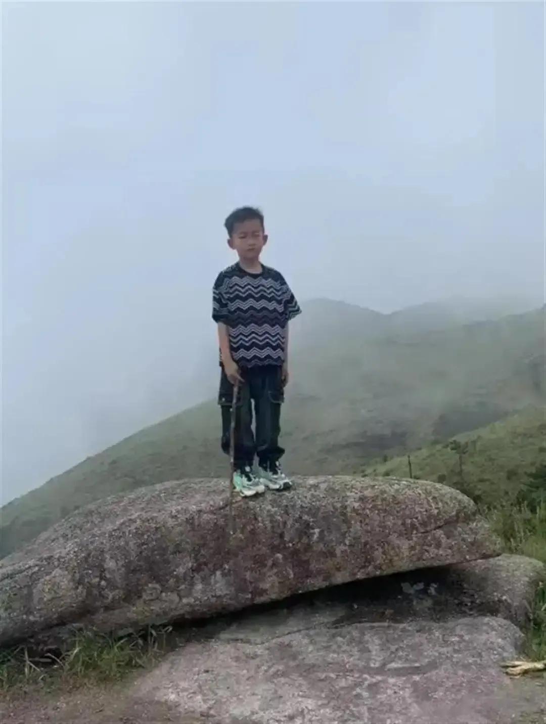 揪心！福建8岁男孩山顶离奇失踪24小时。5月4日下午，8岁男孩邹