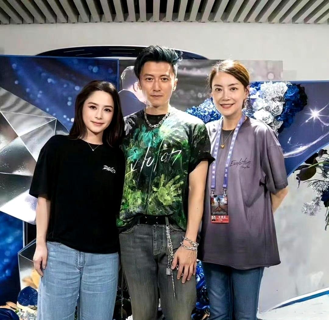 感觉谢霆锋有点紧张了。​​​