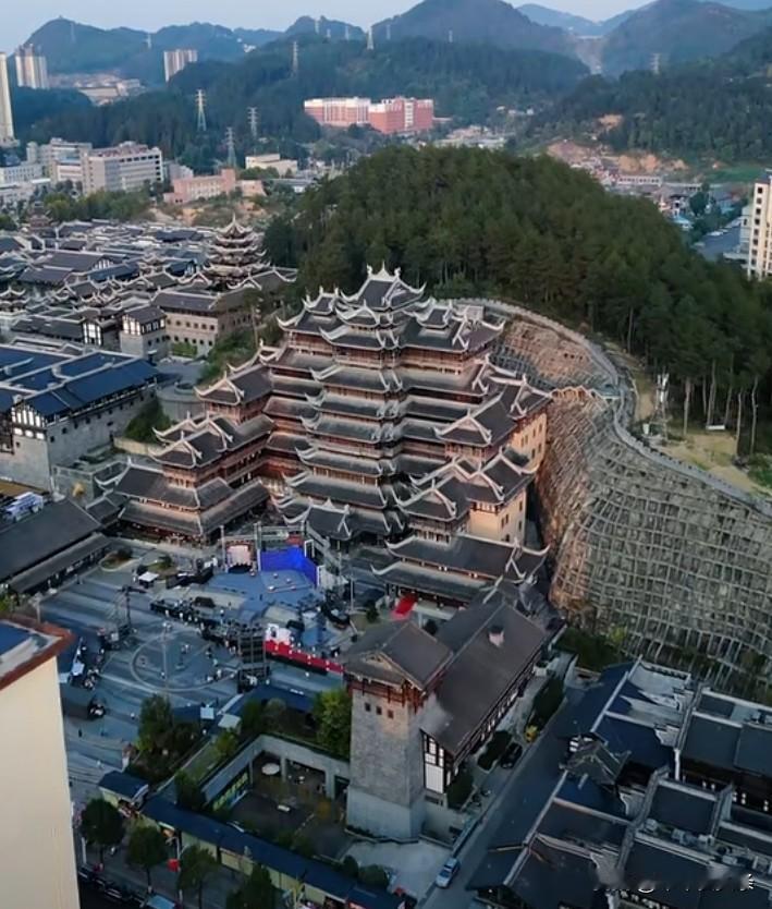 这里是我们遵义古诚，建筑风格还是不错的，看上去很有年代感，青石板蜿蜒成时光的脉络