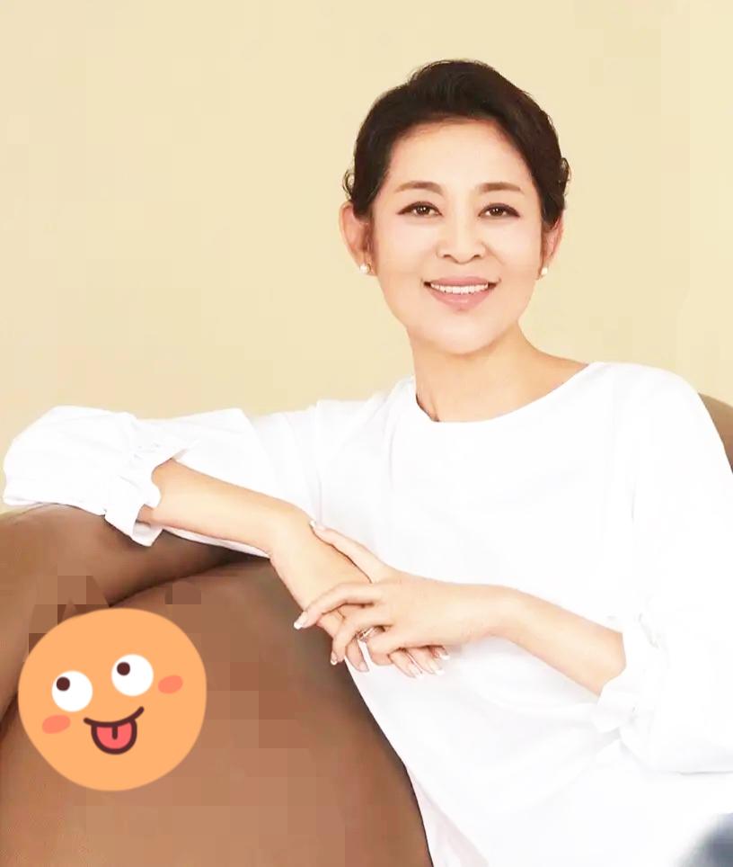 浪姐直播舞台这一出，直接把倪萍的人情世故摁在地上打脸！67岁的老江湖，愣是想