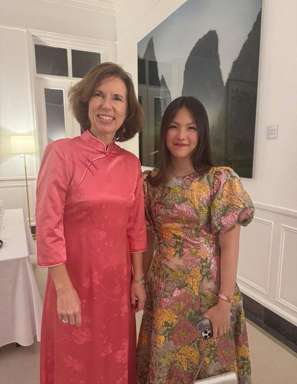 李湘带王诗龄参加聚会结识英国人脉，托举孩子这句话在李湘这里真是太具像化了！！​