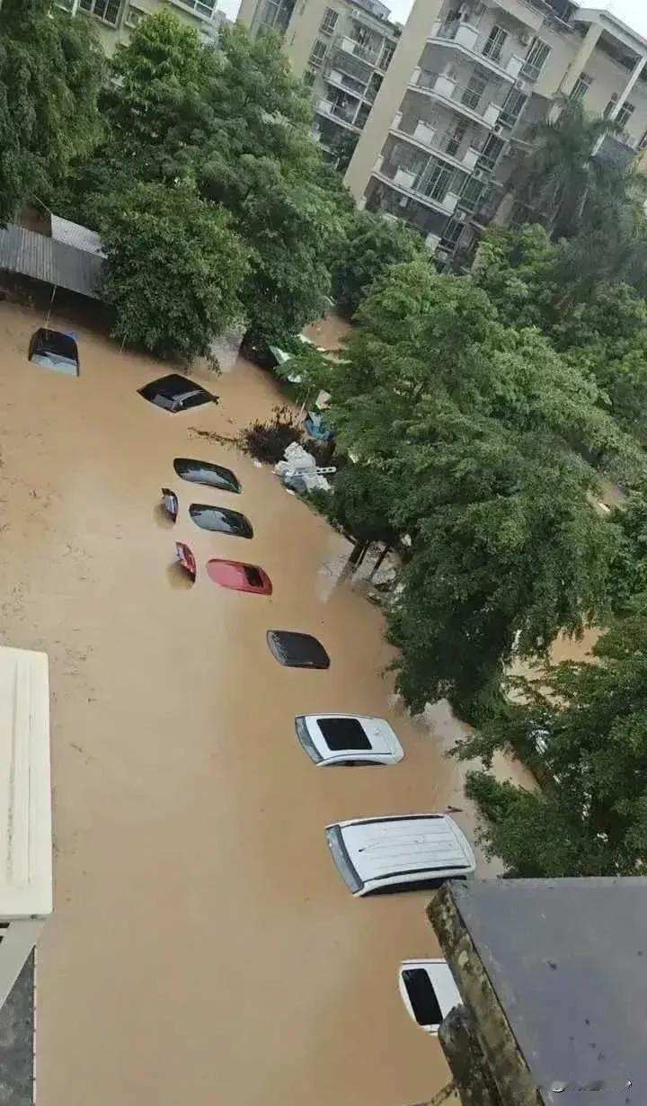 东莞暴雨成灾！黄江变黄河了，大批车被水淹没，有网友称15年一遇8月5号一大早