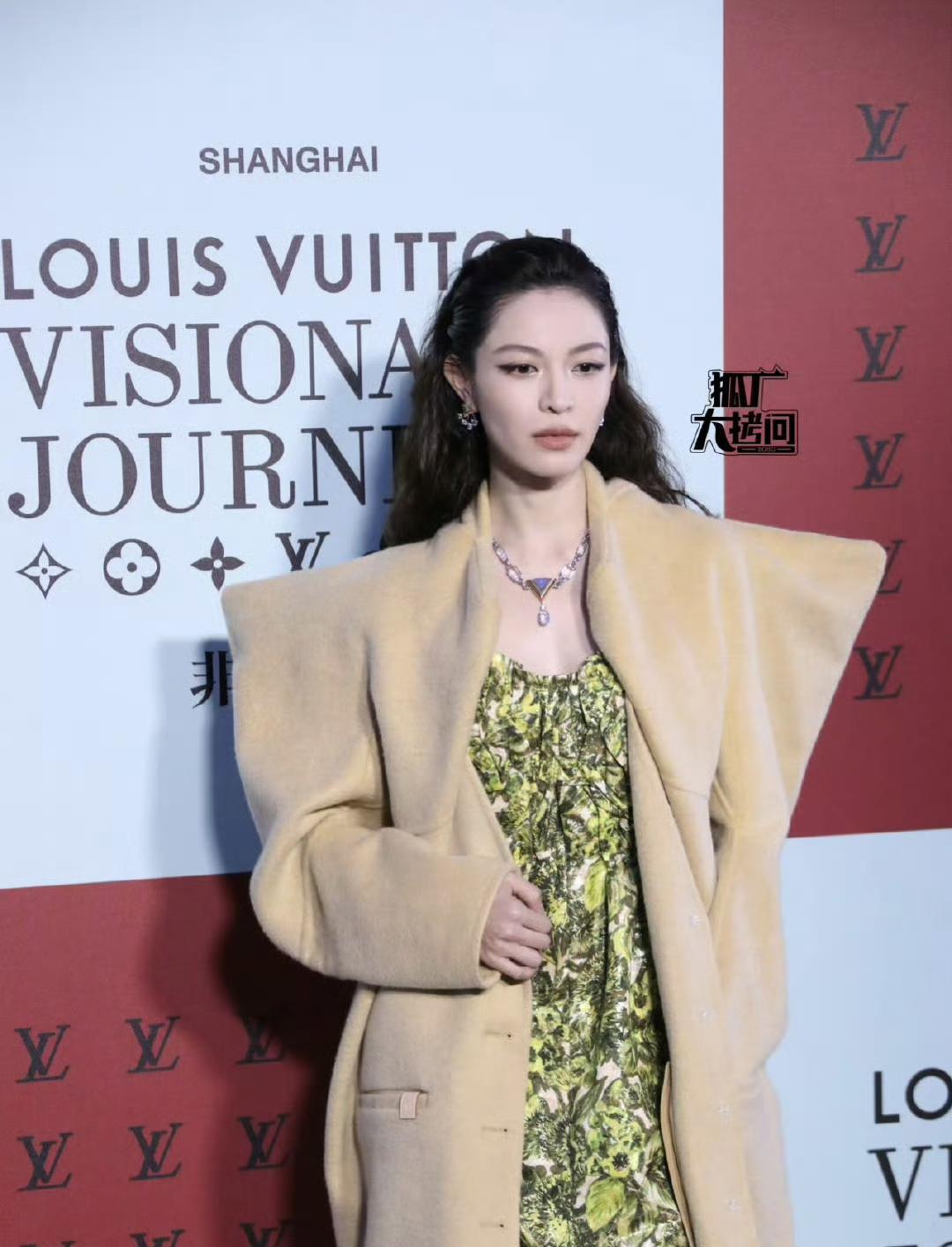 钟楚曦这套活动穿搭，里面的内搭好像菜叶子啊！但是这套穿搭，整体又凭着钟楚曦的强