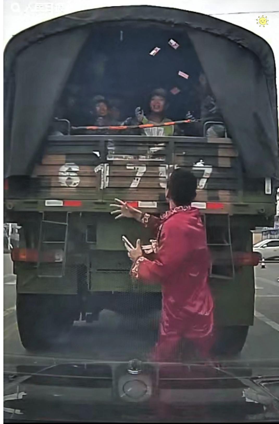 “上人民日报了！”河南，一婚车偶遇前方一辆拉着战士的军车。红灯60秒，伴郎跑到军车后方，仰头就往车厢