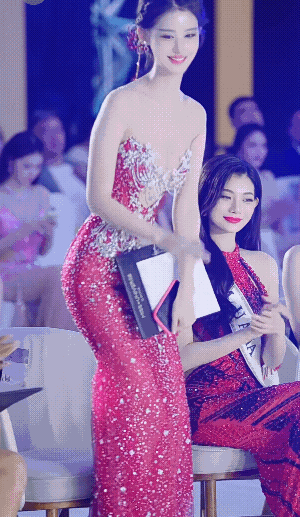 极品美女必须是天鹅颈，王楚然亦是！[赞]