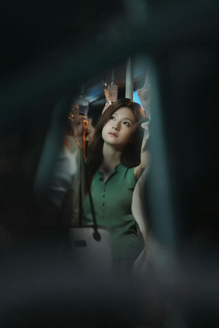 李兰迪新剧每一帧都很美南疆风光自带滤镜，搭配李兰迪干净清秀的气质，车站手持无花果