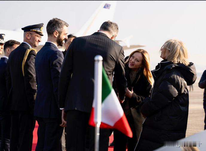 意大利总理今天访问韩国，但她到韩国的第一件事就做错了，难怪李在明没有陪她。据意大