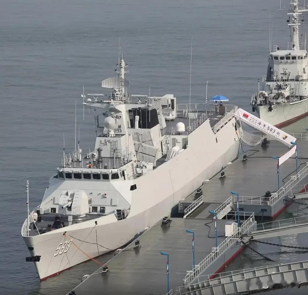 我国056轻型护卫舰总计服役了70艘左右，满载排水量1500吨，最大航程2000